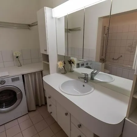 Executive 1br Flat, Center - Hammer 3 Apartment